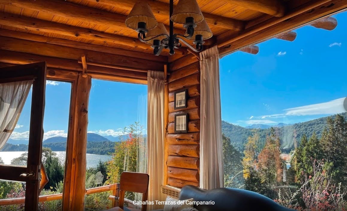 Vista al lago Nahuel Huapi desde el interior de Cabaña Arrayanes