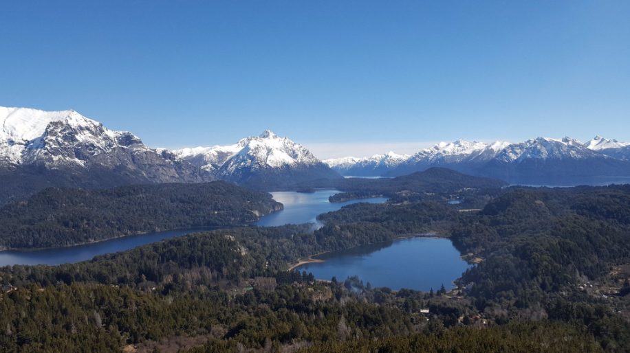 Vista panorâmica do lago Nahuel Huapi e das montanhas a partir do Cerro Campanario, Bariloche