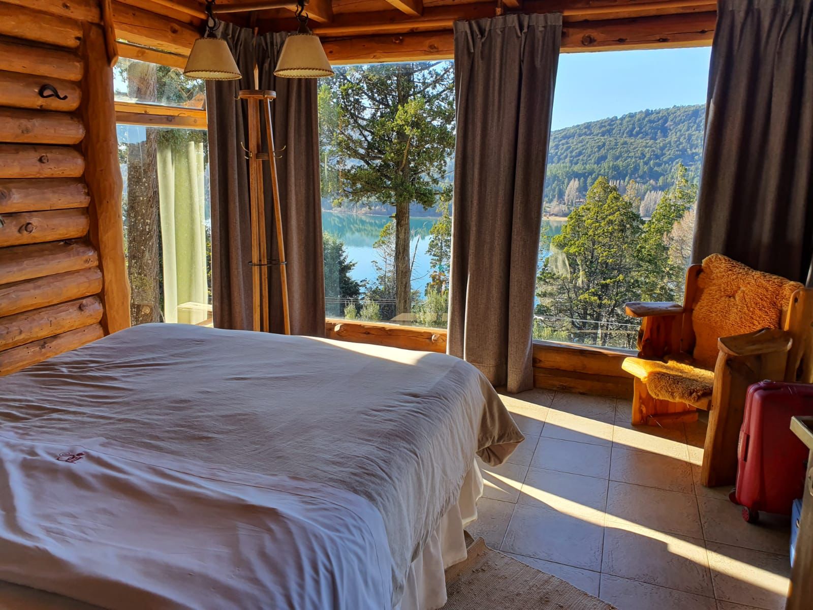 Dormitorio panorámico de Cabaña Cipreses con vista al lago Nahuel Huapi