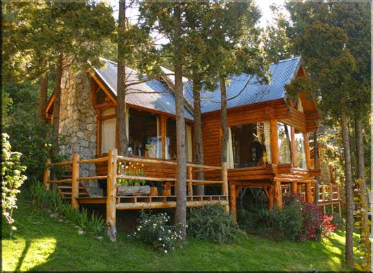 Exterior de Cabaña Cipreses entre bosque patagónico en Bariloche