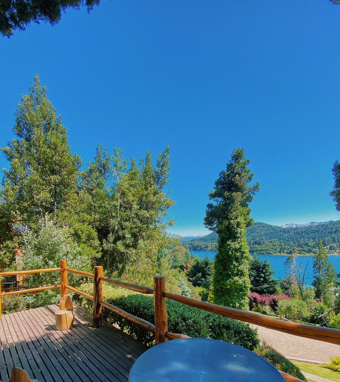 Deck de Cabaña Coihues con vista al lago Nahuel Huapi