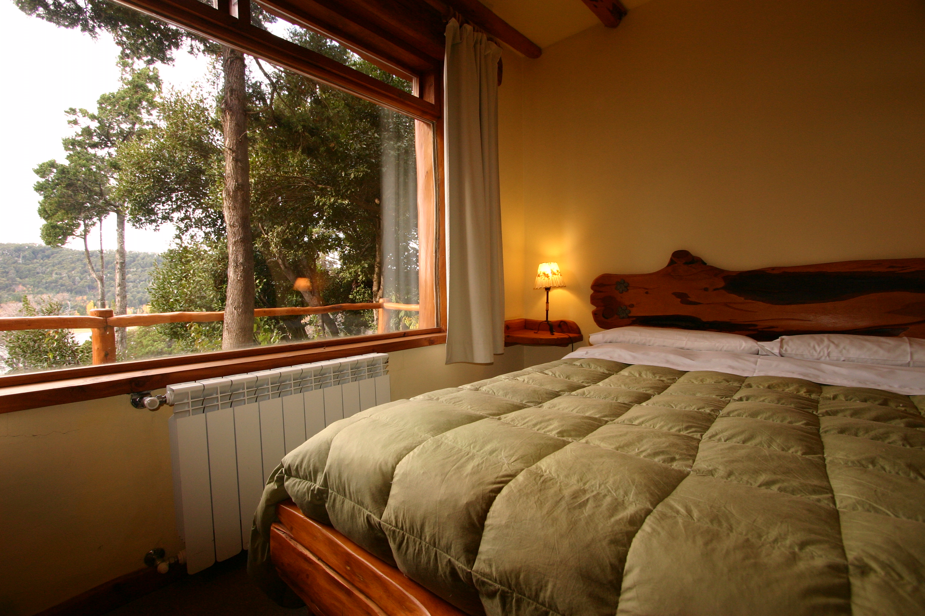 Dormitorio de Cabaña Radales con vista al bosque